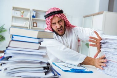 Ofiste çalışan Arap işadamı bir Pi ile evrak işi yapıyor.