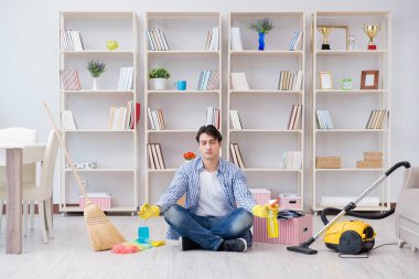 Adam evi temizliyor.