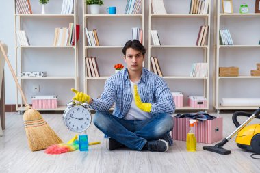 Adam evi temizliyor.