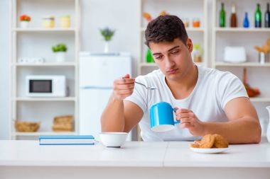 Fazla mesai sonrası kahvaltıda uyuyan bir adam.