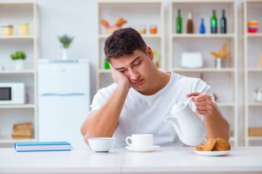 Fazla mesai sonrası kahvaltıda uyuyan bir adam.