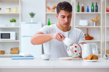 Fazla mesai sonrası kahvaltıda uyuyan bir adam.