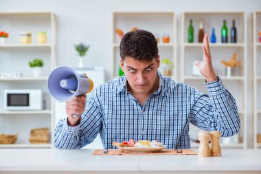 Hoparlörlü koca karısına bağırıyor.