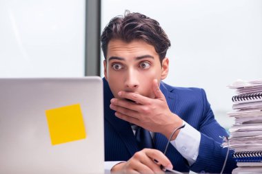 İşkolik işadamı ofiste çok fazla çalışıyor.