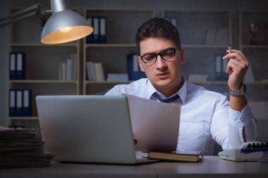 Stres altındaki iş adamı ofiste sigara içiyor