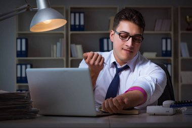 İşadamı uyuşturucudan geç saatlere kadar ofiste kalıyor.