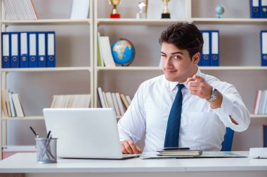 Ofiste çalışan bir iş adamı.