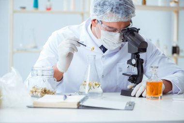 Laboratuvarda parfüm karıştıran bir kimyager.