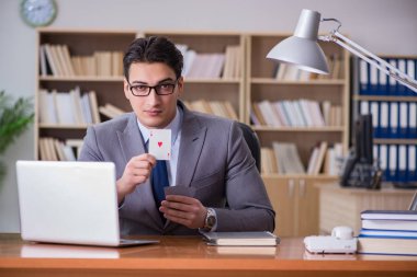 İşadamı işte kumar oynuyor.