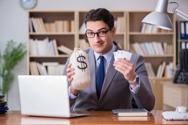 İşadamı işte kumar oynuyor.