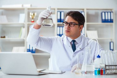 Genç araştırmacı bilim adamı bir su testi kirliliği araştırması yapıyor.