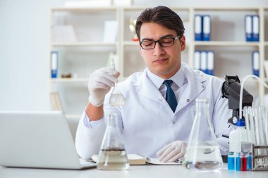 Genç araştırmacı bilim adamı bir su testi kirliliği araştırması yapıyor.