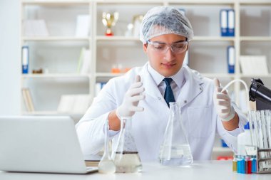 Genç araştırmacı bilim adamı bir su testi kirliliği araştırması yapıyor.