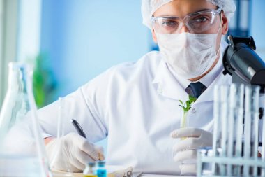 Laboratuvarda bilim adamıyla biyoteknoloji kavramı