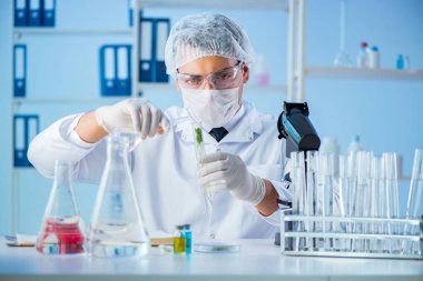 Laboratuvarda bilim adamıyla biyoteknoloji kavramı
