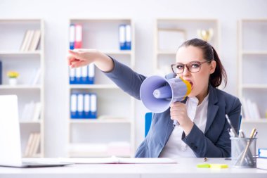 Ofiste hoparlörle bağıran kızgın iş kadını.