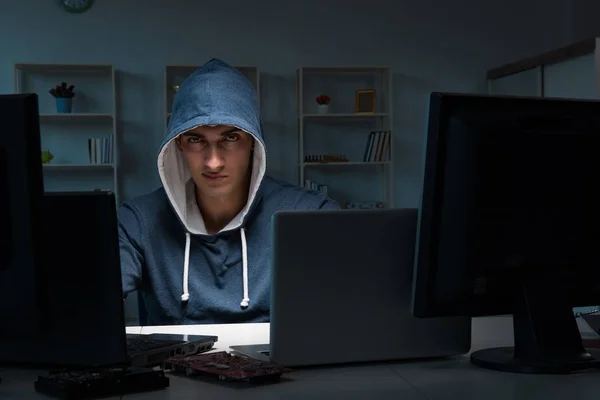Хакер взламывает компьютер ночью — стоковое фото