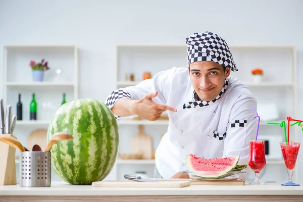 Mutfakta karpuzlu bir erkek aşçı.