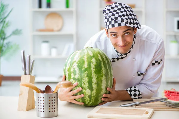 Mutfakta karpuzlu bir erkek aşçı.