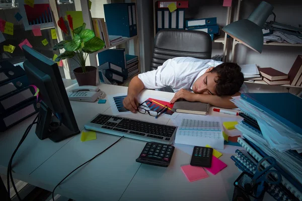 Homme d'affaires travaillant tard dans les heures de bureau — Photo