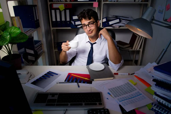 İş adamı ofiste geç saatlere kadar çalışıyor.