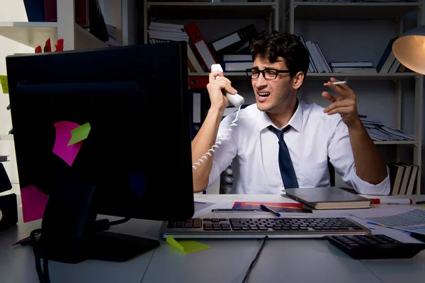 Homem empresário trabalhando até tarde no escritório — Fotografia de Stock