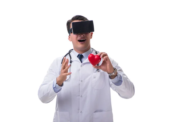 Médico vestindo um vr realidade virtual headset isolado em branco ba — Fotografia de Stock