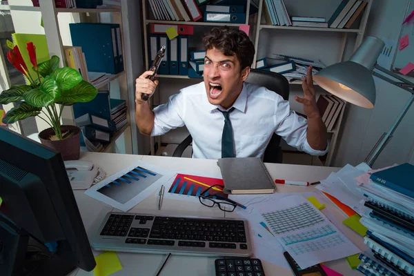 Homem empresário trabalhando até tarde no escritório — Fotografia de Stock