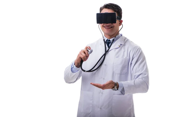 Beyaz ba izole bir vr sanal gerçeklik kulaklık giyen doktor — Stok fotoğraf