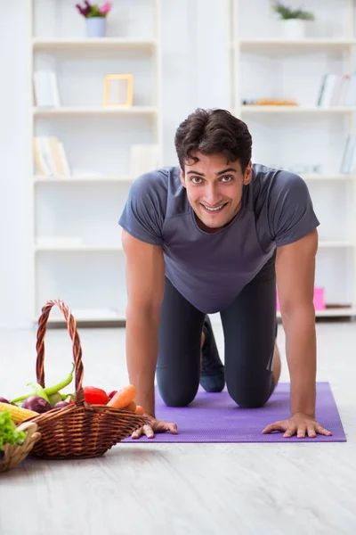 Man promoting the benefits of healthy eating and doing sports — Stock Photo, Image