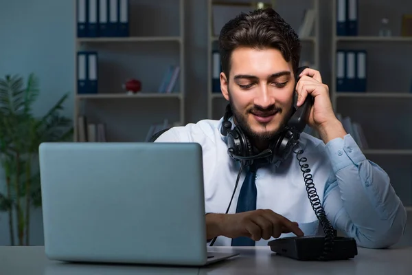 Jovem em call center conceito trabalhando até tarde horas extras no escritório — Fotografia de Stock