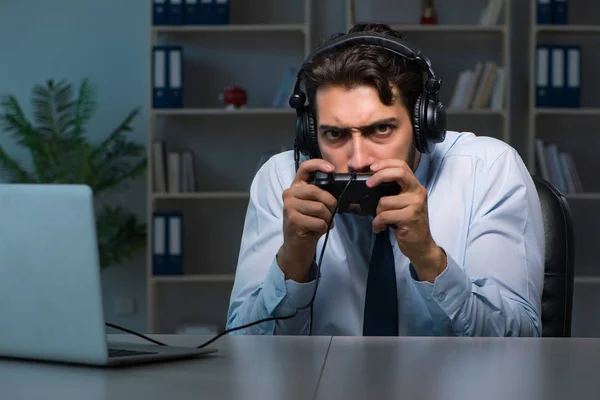 Empresário gamer ficar até tarde para jogar jogos — Fotografia de Stock