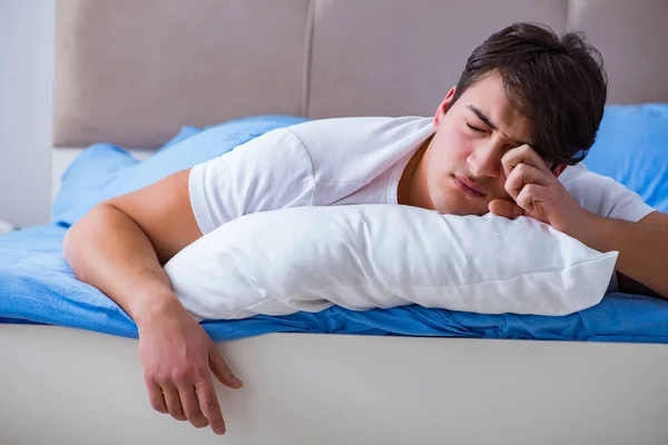 Hombre que sufre de insomnio acostado en la cama —  Fotos de Stock