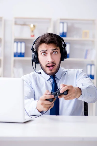 Jogador empresário no escritório jogando jogos — Fotografia de Stock