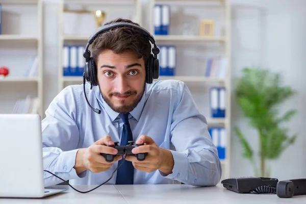 Jogador empresário no escritório jogando jogos — Fotografia de Stock