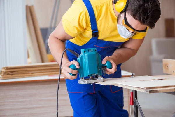 Falegname che lavora in officina — Foto Stock