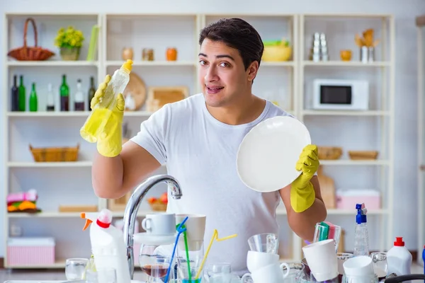 Człowiek korzystających z prania naczyń w domu — Zdjęcie stockowe