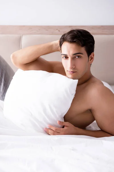 Jeune beau mec torse nu montrant torse sexy sur le lit à h — Photo