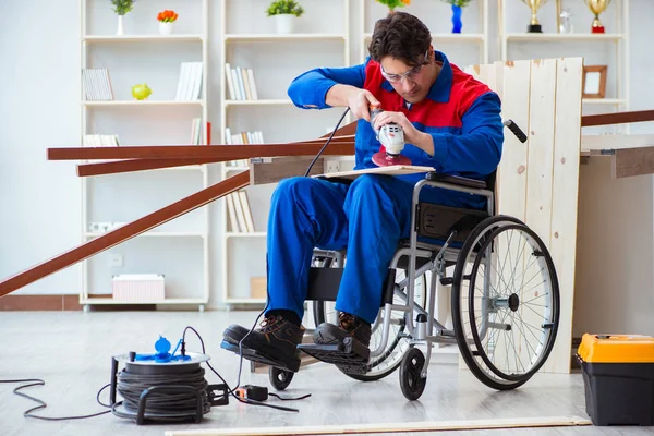 Falegname disabile che lavora con utensili in officina — Foto Stock