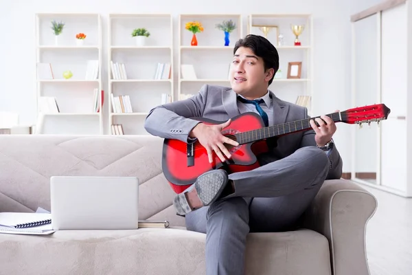 Empresário tocando guitarra em casa — Fotografia de Stock