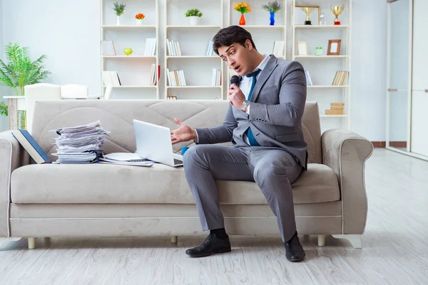 Üzgün işadamı ofiste şarkı söylüyor.