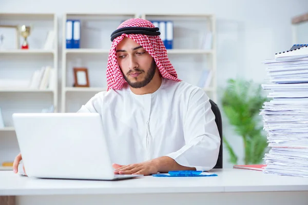 Arab businessman working in the office doing paperwork with a pi — Stock Photo, Image