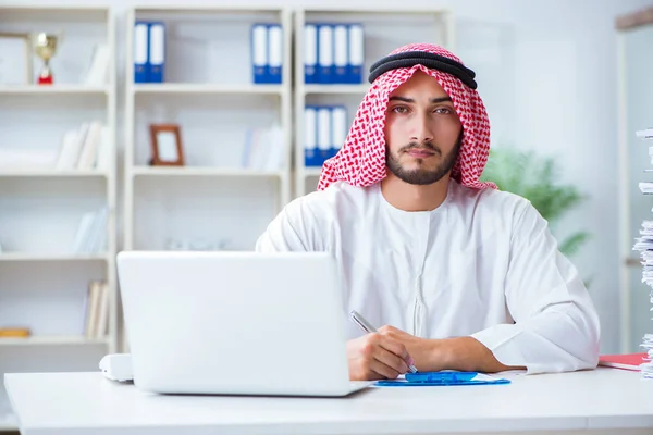 Arabischer Geschäftsmann, der im Büro Papierkram mit einem Pi erledigt — Stockfoto