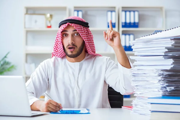 Arabe homme d'affaires travaillant dans le bureau faire de la paperasse avec un pi — Photo