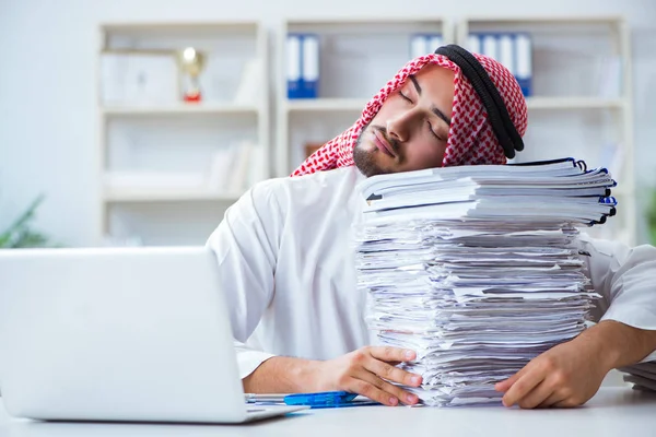 Empresario árabe trabajando en la oficina haciendo papeleo con un pi — Foto de Stock