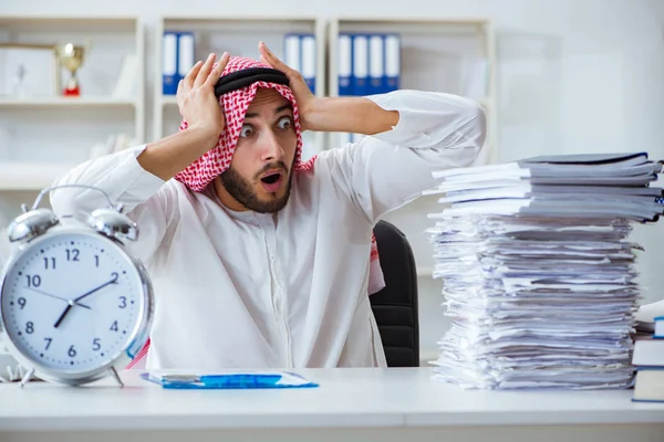 Ofiste çalışan Arap işadamı bir Pi ile evrak işi yapıyor.