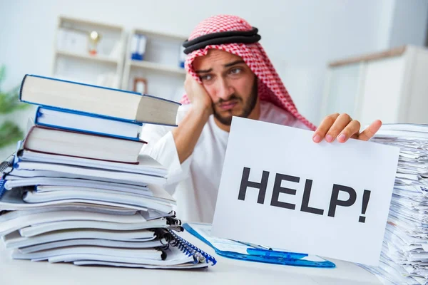 Ofiste çalışan Arap işadamı bir Pi ile evrak işi yapıyor.