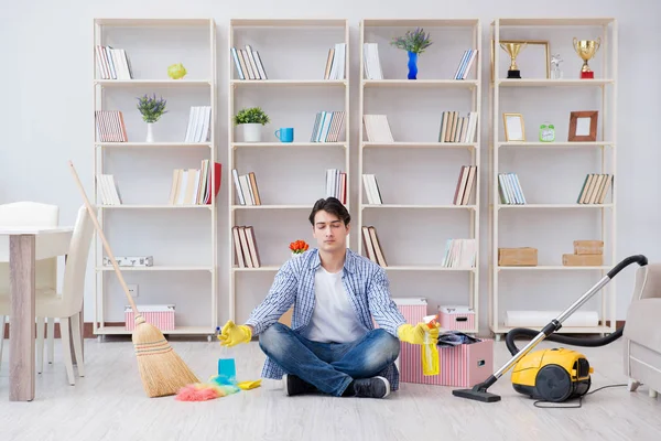 Adam evi temizliyor.