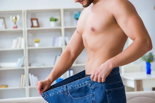 Mann in übergroßer Hose im Gewichtsverlust-Konzept — Stockfoto