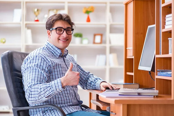 Bilgisayar masasında genç bir öğrenci